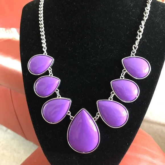 🆕Drop Zone: Purple Necklace and Earrings - Picture 4 of 5